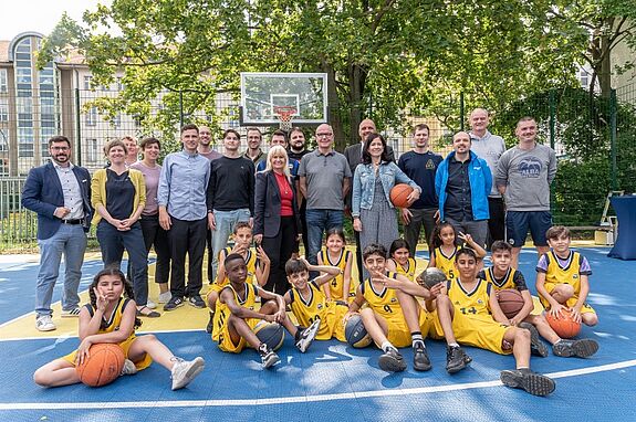 Gemeinsam setzen die Vertreterinnen und Vertreter der Senatsverwaltungen, von ALBA BERLIN sowie der beteiligten Schulen, Kitas und Vereine das Projekt SPORT VERNETZT um. (Bild: Florian Ullbrich/ALBA BERLIN)