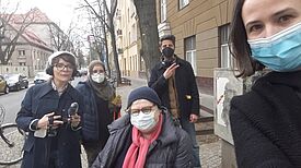 „Donaukiez interviewt Donaukiez“ für die Donauwelle. (Foto: Schillerwerkstatt)