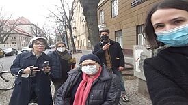 „Donaukiez interviewt Donaukiez“ für die Donauwelle. (Foto: Schillerwerkstatt)