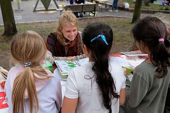 Mit Quizspielen zeigte die Verbraucherzentrale Berlin, wie regionale Lebensmittel das Klima schonen. Foto: QM Hellersdorfer Promenade