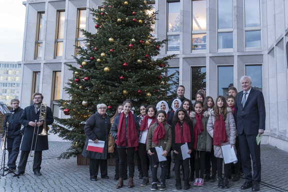 Der Mädchenchor der Flüchtlingsunterkunft Levetzowstraße mit Bundesinnenminister Horst Seehofer. Foto: BMI 