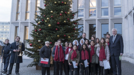 Der Mädchenchor der Flüchtlingsunterkunft Levetzowstraße mit Bundesinnenminister Horst Seehofer. Foto: BMI 