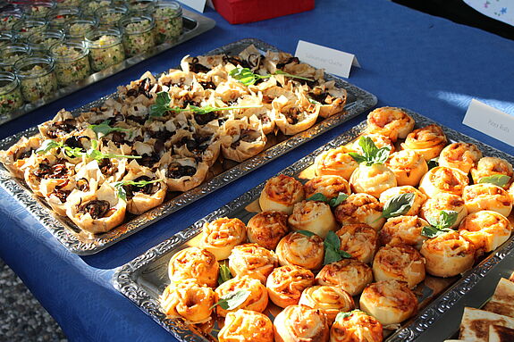 Vegane Köstlichkeiten: Pizzaschnecken, Quiches und Salate so weit das Auge reicht. (Bild: Mathias Hühn)