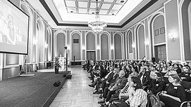 Zu Beginn wurde ein Videofilm zu "20 Jahre Berliner Quartiersmanagement" gezeigt. Bild: Alexander Schippel