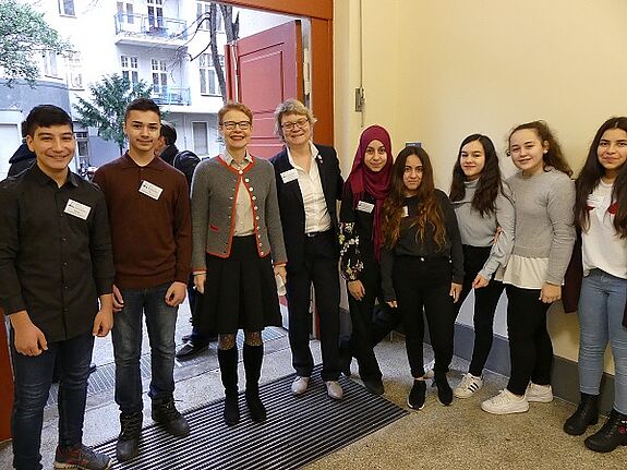 Senatsbaudirektorin Regula Lüscher und Schulleiterin Karin Kullick freuen sich mit den Schülerinnen und Schüler über die neuen Lernflächen. Foto: Axel Zibell / Senatsverwaltung für Stadtentwicklung und Wohnen