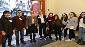 Senatsbaudirektorin Regula Lüscher und Schulleiterin Karin Kullick freuen sich mit den Schülerinnen und Schüler über die neuen Lernflächen. Foto: Axel Zibell / Senatsverwaltung für Stadtentwicklung und Wohnen