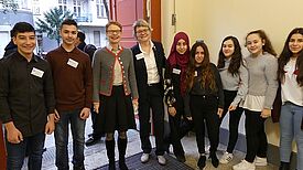 Senatsbaudirektorin Regula Lüscher und Schulleiterin Karin Kullick freuen sich mit den Schülerinnen und Schüler über die neuen Lernflächen. Foto: Axel Zibell / Senatsverwaltung für Stadtentwicklung und Wohnen