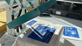 Egal ob jung oder alt – Interessierte können sich noch bis Juli immer dienstags von 16 bis 19 Uhr im Linoldruck versuchen. (Bild: QM Pankstraße)