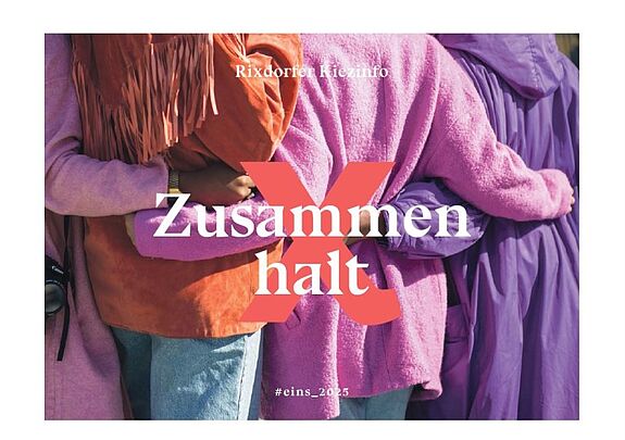 Auf dem Titelbild der aktuellen Ausgabe der „X – Rixdorfer Kiezinfo“ halten sich mehrere Personen in den Armen.