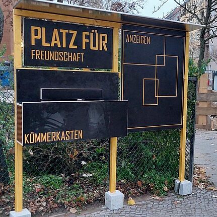 Im „Kümmerkasten“ gibt es alles, was es zum Pflegen des Freundschaftsplatzes braucht: Besen, Kehrblech, Mülltüten und eine Gießkanne. (Bild: AG.Urban)