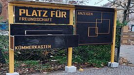 Im „Kümmerkasten“ gibt es alles, was es zum Pflegen des Freundschaftsplatzes braucht: Besen, Kehrblech, Mülltüten und eine Gießkanne. (Bild: AG.Urban)