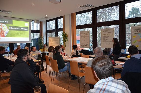 Während des Workshops halten Teilnehmende ihre kreativen Ideen auf Pinnwandpapier fest, um sie gemeinsam zu diskutieren und weiterzuentwickeln. (Bild: QM Sonnenallee Süd / High-Deck-Siedlung)