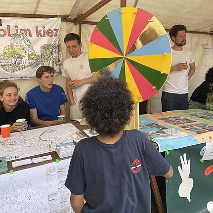Die AG.Urban präsentierte nicht nur ihre Projekte, sondern begeisterte junge Besuchende mit einem spannenden Glücksradspiel. (Bild: QM Pankstraße / Reinickendorfer Straße)
