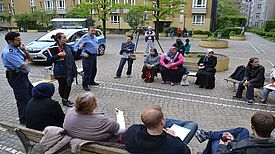 Die Polizei stellte sich den Fragen der Anwohnerinnen und Anwohner. Foto: QM Mariannenplatz