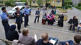 Die Polizei stellte sich den Fragen der Anwohnerinnen und Anwohner. Foto: QM Mariannenplatz