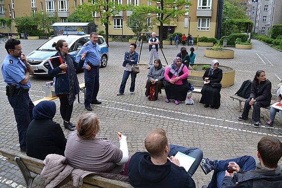Die Polizei stellte sich den Fragen der Anwohnerinnen und Anwohner. Foto: QM Mariannenplatz