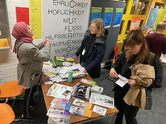 Mit Informationen zu Veranstaltungen, Sportvereinen und dem „Netzwerk der Wärme“ standen Anregungen für Bewohnerinnen und Bewohner zur Verfügung, die sich gerne stärker vernetzen möchten. (Bild: Maryann Gerach)