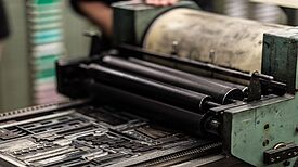 Im Makerspace werden altes Papier, T-Shirts und Beutel bedruckt. (Bild: Wendelin Jacober / Pexels) 