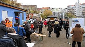 In anderthalb Jahren soll der Neubau für das Kinder- und Familienzentrum in der Reuterstraße fertig sein. Bild: Jens Sethmann