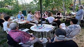 Die Quartierratsmitglieder kamen im Bürgergarten Helle Oase zusammen. (Bild: Julian Krischan)