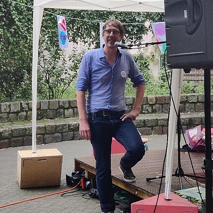 Baustadtrat Jochen Biedermann eröffnete das Nachbarschaftsfest. Foto: Birgit Leiß