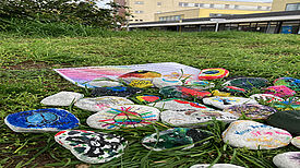 Die bunt bemalten Steine wurden an verschiedenen Stellen im Kiez ausgelegt, um zu verdeutlichen: Jeder Mensch gehört genau hierher. (Bild: Lisa Stöcker)