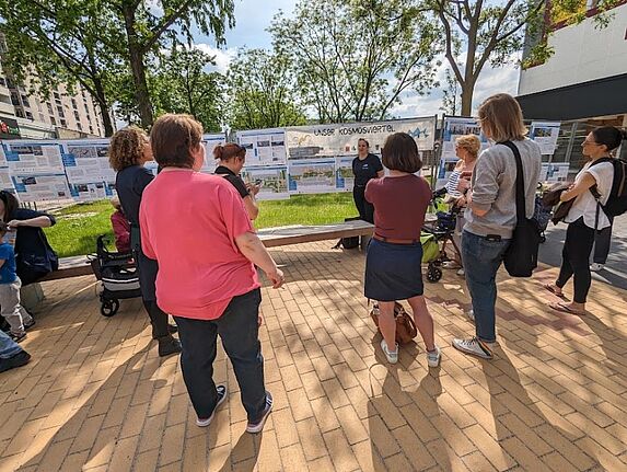 Teilnehmende des Nachbarschaftsfests erhalten Einblicke in die zukünftigen Entwicklungen im Kosmosviertel. (Bild: Joachim Schmidt)