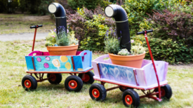 Die rollende Vorschlagsbox: Zwei bunte Bollerwagen