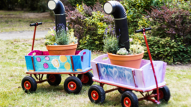 Die rollende Vorschlagsbox: Zwei bunte Bollerwagen