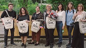 Kevin Kühnert mit Vertreterinnen und Vertretern der Senatsverwaltung und des Bezirksamtes Tempelhof-Schöneberg, der SPD-Fraktion im Bundestag und in Tempelhof-Schöneberg sowie die Quartiersmanagerinnen. (Bild: QM Germaniagarten)