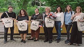 Kevin Kühnert mit Vertreterinnen und Vertretern der Senatsverwaltung und des Bezirksamtes Tempelhof-Schöneberg, der SPD-Fraktion im Bundestag und in Tempelhof-Schöneberg sowie die Quartiersmanagerinnen. (Bild: QM Germaniagarten)