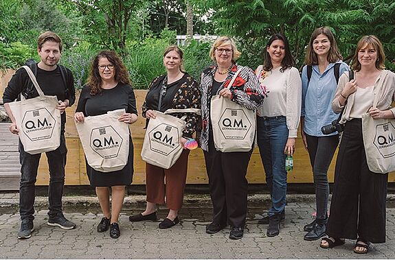 Kevin Kühnert mit Vertreterinnen und Vertretern der Senatsverwaltung und des Bezirksamtes Tempelhof-Schöneberg, der SPD-Fraktion im Bundestag und in Tempelhof-Schöneberg sowie die Quartiersmanagerinnen. (Bild: QM Germaniagarten)