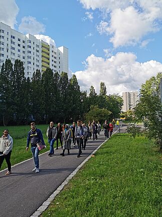Der Rundgang führte die Interessierten vorbei an den Hochhäusern der Gropiusstadt. (Bild: Liane Fiebig, QM Gropiusstadt-Nord)