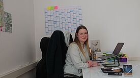 Anke Radke war bisher freiberuflich in der Bildungsarbeit unterwegs. Im Januar 2022 hat sie ihre Prüfung zur Erzieherin bestanden – und damit offensichtlich die besten Voraussetzungen für die neue Stelle im Beteiligungshaus. (Bild: Holger Heiland)