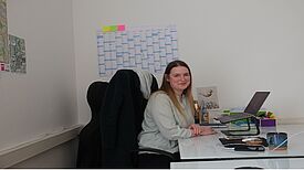 Anke Radke war bisher freiberuflich in der Bildungsarbeit unterwegs. Im Januar 2022 hat sie ihre Prüfung zur Erzieherin bestanden – und damit offensichtlich die besten Voraussetzungen für die neue Stelle im Beteiligungshaus. (Bild: Holger Heiland)