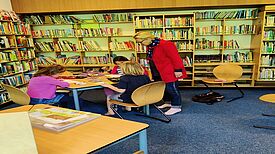 Pädagogin Dr. Gerlinde Kempendorff-Hoene unterstützt jeden Mittwoch die Kinder dabei, ihre Ideen in eine Geschichte umzuwandeln. (Bild: Birgit Leiß)