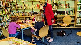 Pädagogin Dr. Gerlinde Kempendorff-Hoene unterstützt jeden Mittwoch die Kinder dabei, ihre Ideen in eine Geschichte umzuwandeln. (Bild: Birgit Leiß)