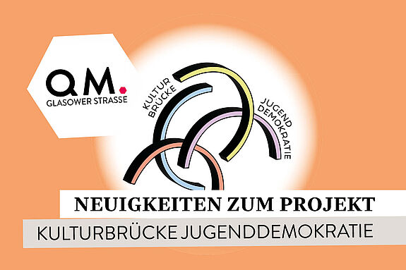 Logo der Kulturbrücke Jugenddemokratie sowie Schriftzug „Neuigkeiten zum Projekt Kulturbrücke Jugenddemokratie“