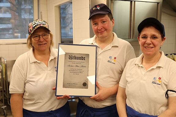 Die Eltern der Kita-Kinder danken dem Küchen-Team mit einer Urkunde: „Beste Kita-Köche“. (Bild: QM Pankstraße)