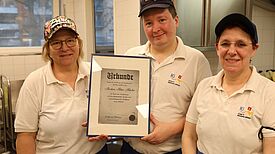 Die Eltern der Kita-Kinder danken dem Küchen-Team mit einer Urkunde: „Beste Kita-Köche“. (Bild: QM Pankstraße)