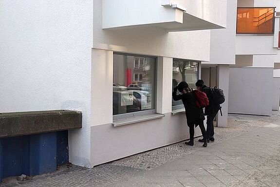 Neugierige Passanten vor dem neuen Kulturort. Foto: Andrei Schnell, QM Brunnenviertel-Ackerstraße