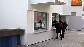 Neugierige Passanten vor dem neuen Kulturort. Foto: Andrei Schnell, QM Brunnenviertel-Ackerstraße