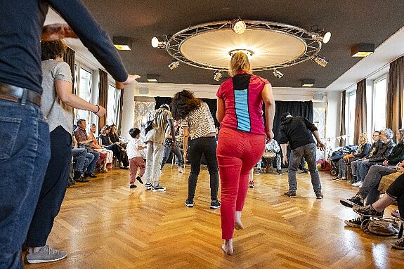 In der Tanzschule Gerda Keller brachte „Heart Beats of Africa“ mit afrikanischen Trommelrhythmen das Publikum auf der Tanzfläche zum Schwitzen. (Bild: Annette Richter)