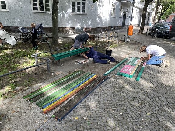 Gemeinsam tauschten Anwesende auf dem Aktionstag die desolaten Holzleisten der Sitzbänke aus. (Bild: QM Rixdorf)