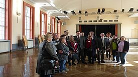 In der Aula der Kepler Oberschule: Senator Geisel (8.v.r.), Bezirksstadtrat Blesing (7.v.r.), Abgeordneter Langenbrink (MdA) (10.v.r.), Geschäftsführer Malter (5.v.r.) der Stadt und Land Wohnbauten GmbH, Schulleitung, Quartiersräte und Stadtteilmütter Bil