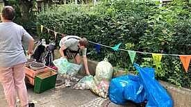 Beim Aktionstag des Projekts „Wir für die Umwelt“ sammelten die Engagierten fünf Säcke voller Müll. (Bild: stadt.menschen.berlin)