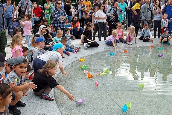 Die kleinen Festgäste wurden dazu eingeladen, bunte Papierschiffchen zu Wasser zu lassen. Foto: Ungethüm