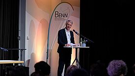 Staatssekretär Sebastian Scheel bei seiner einführenden Rede. Bild: Sen SW