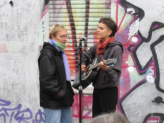 Zwei Musikerinnen performen beim Sasarcafé auf dem Sasarsteig mit Gitarre und Gesang.