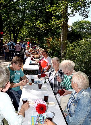 Alle vereint an einer langen Tafel. (Bild: QM Gropiusstadt Nord)